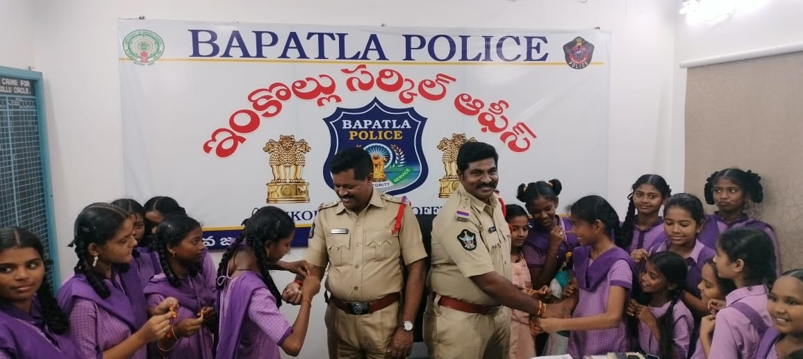 ఇంకొల్లులో సిఐ సూర్యనారాయణకు రాఖీ కడుతున్న విద్యార్ధినులు