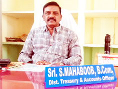 జిల్లా ఖజానా శాఖ అధికారి సయ్యద్‌ మహబూబ్‌