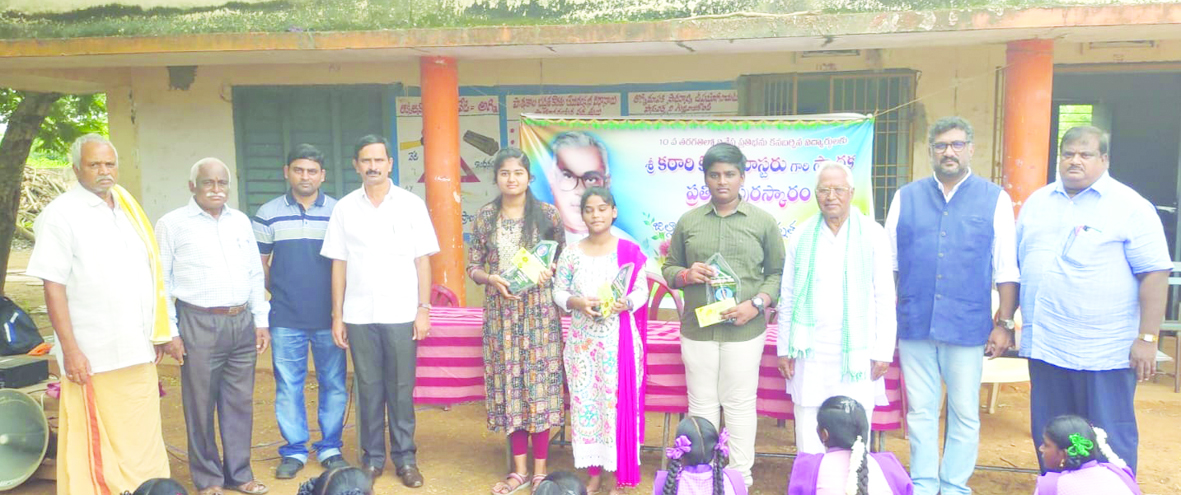 పూర్వ విద్యార్థులకు ప్రతిభా పురస్కారాలు