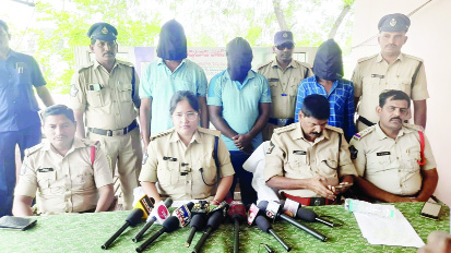 నిందితులను అరెస్టు చేసి వివరాలు వెల్లడిస్తున్న ఎఎస్‌పి ప్రేరణకుమార్‌