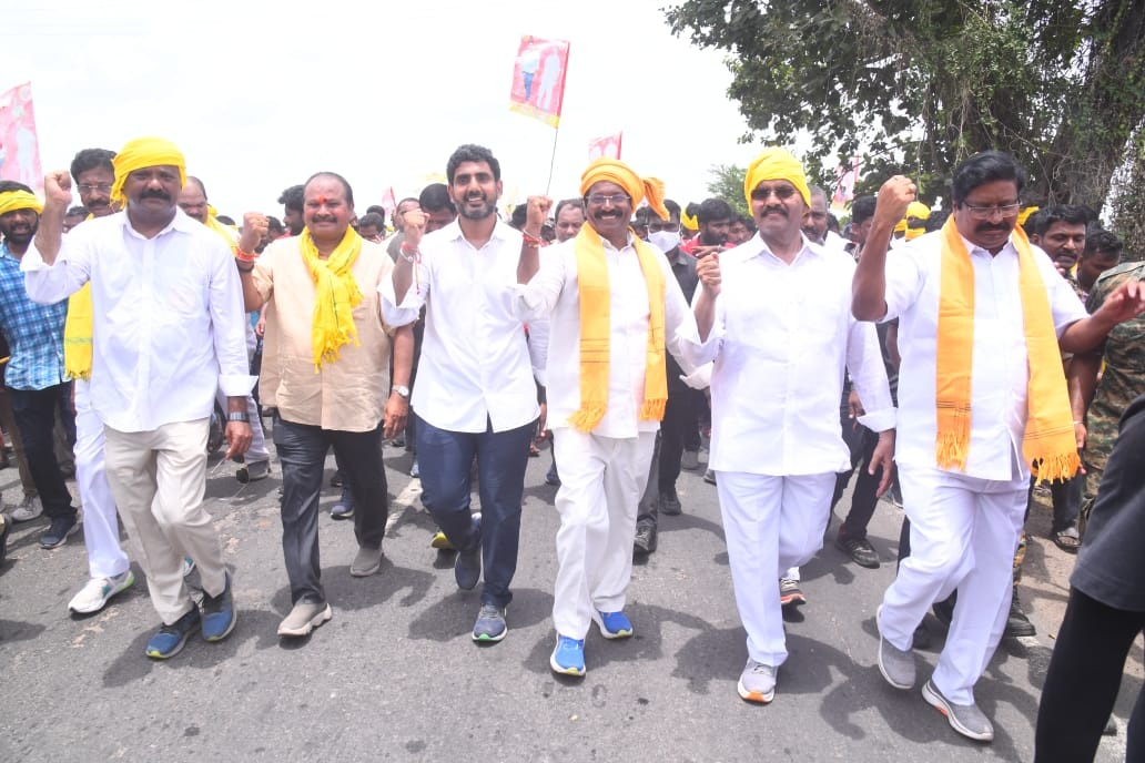 ప్రజల్ని కలుస్తూ.. వినతులు వింటూ..