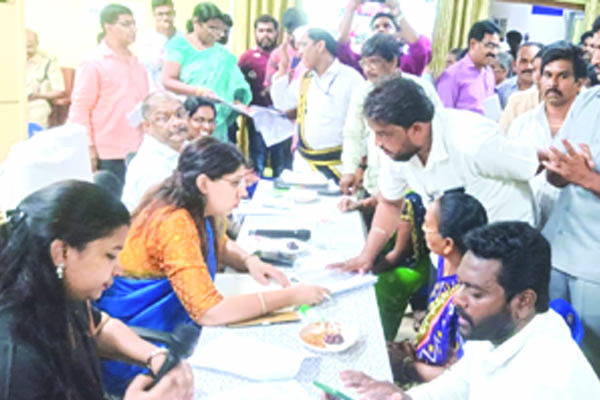 వివక్ష చూపుతున్నారని దళిత సర్పంచ్‌ వినతి