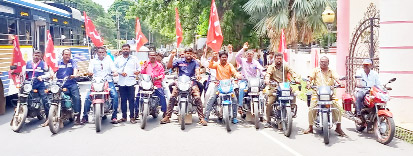 స్కూటర్‌ ర్యాలీలో మున్సిపల్‌ ఫెడరేషన్‌ నాయకులు, కార్మికులు