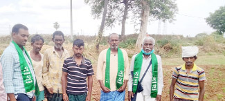 ఎండిపోయిన పంటలను పరిశీలిస్తున్న రైతు సంఘం నాయకులు