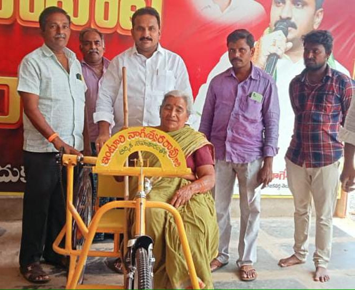 తోపుడుబండి, ట్రై సైకిల్‌ అందజేత