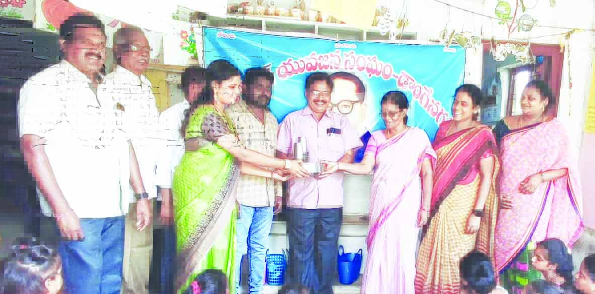 అంగన్‌వాడీ కేంద్రానికి స్టీల్‌ ప్లేట్లు, గ్లాసులు