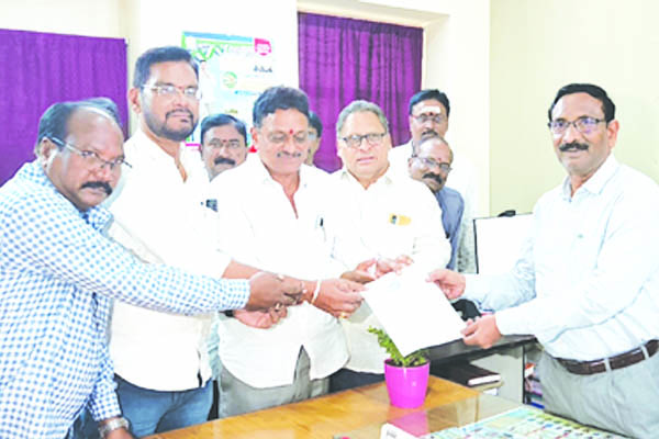 ఉద్యోగోన్నతులు కల్పించాలని వినతి