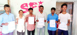 కరపత్రాలు ఆవిష్కరిస్తున్న ఎస్‌ఎఫ్‌ఐ నాయకులు