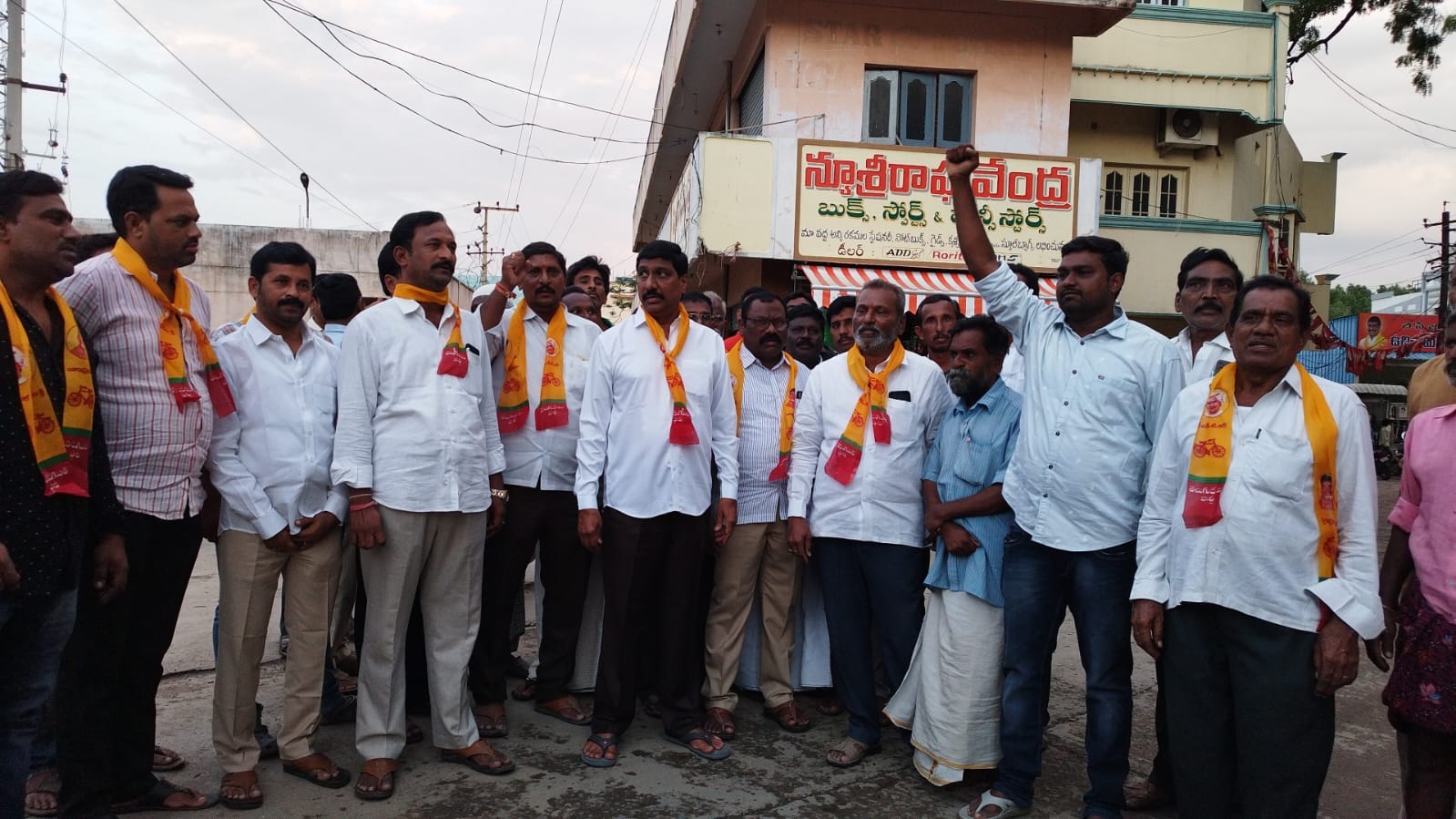  మాజీ ముఖ్యమంత్రి చంద్రబాబు నాయుడు పై దాడికి నిరసనగా ధర్నా నిర్వహిస్తున్న మాజీ ఎమ్మెల్యే బీసీ జనార్దన్‌ రెడ్డి