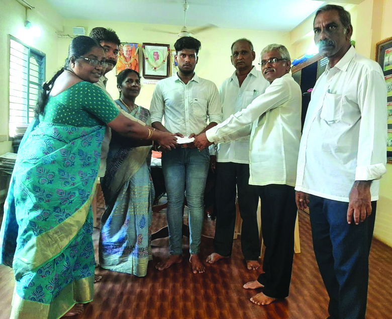 ఆశ్రమ విద్యార్థికి అభినందనలు