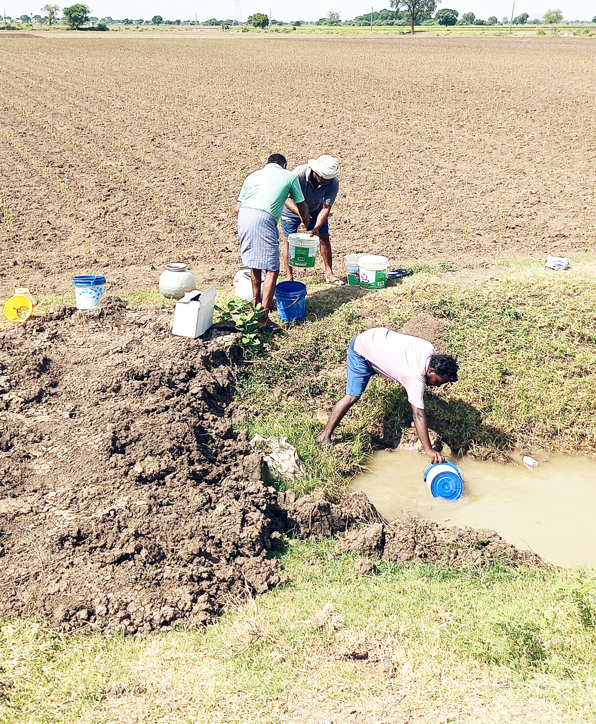 పడిపోతున్న భూగర్భ జలాలు