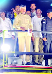 పులివెందుల బహిరంగ సభలో మాట్లాడుతున్న చంద్రబాబునాయుడు