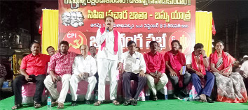 బహిరంగ సభలో మాట్లాడుతున్న రామకృష్ణ 