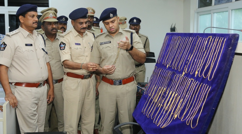 ఆభరణాల చోరీ కేసుల్లో ఐదుగురు అరెస్టు