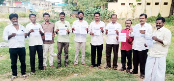 కరపత్రాలు ఆవిష్కరిస్తున్న వ్య.కా.స నాయకులు