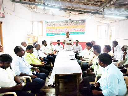 రౌండ్‌ టేబుల్‌ సమావేశంలో మాట్లాడుతున్న బి. నారాయణ