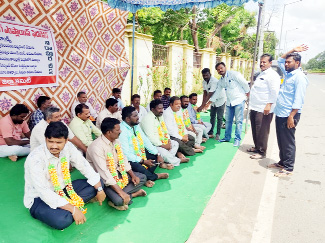 దీక్షలను ప్రారంభిస్తున్న వెంకటసుబ్బయ్య