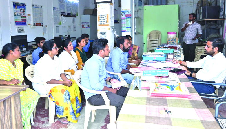 సచివాలయాల్లో కమిషనర్‌ తనిఖీ