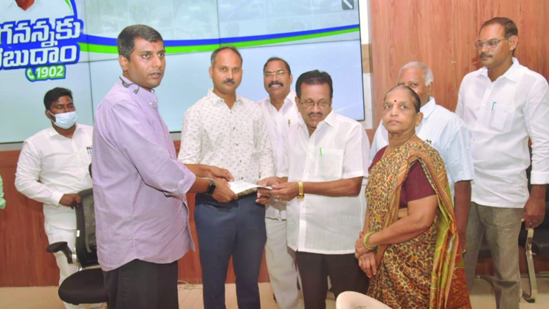 రెడ్‌ క్రాస్‌ క్యాన్సర్‌ ఆసుపత్రికి రూ.5 లక్షల విరాళం