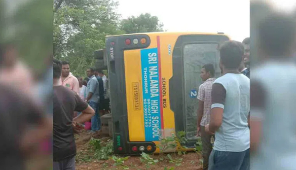 ప్రైవేట్‌ స్కూల్‌ బస్సు బోల్తా..తప్పిన పెను ప్రమాదం