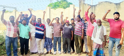 రైల్వే స్టేషన్‌ వద్ద ఆందోళన చేస్తున్న స్థానికులు