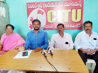 సమావేశంలో మాట్లాడుతున్న మనోహర్‌