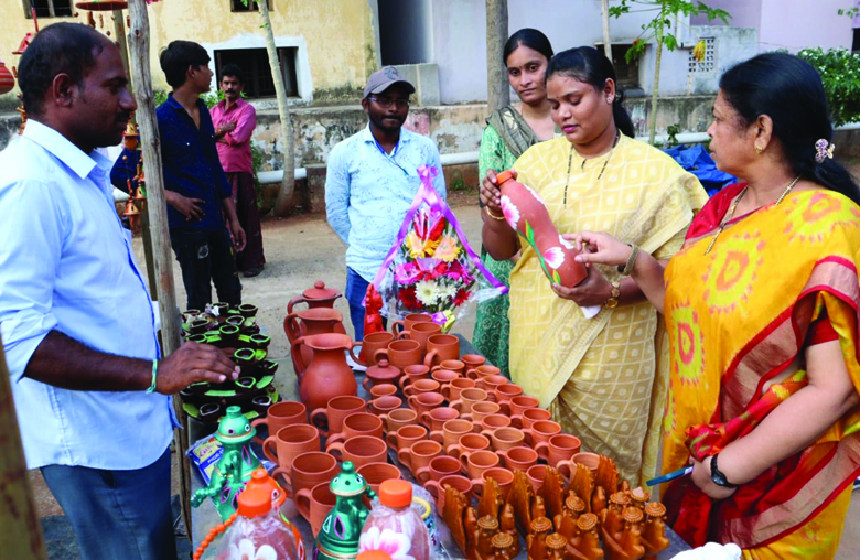 చేనేతను ప్రోత్సహిద్దాం.. నేతన్నను ఆదరిద్దాం