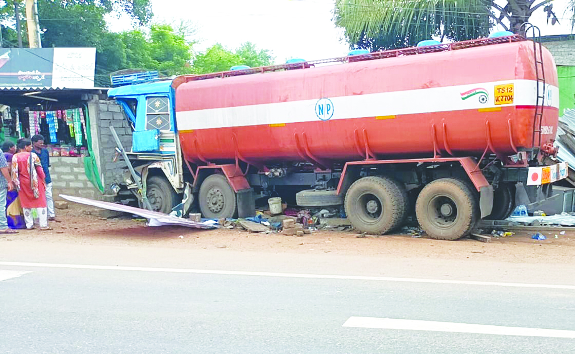 దుకాణంలోకి దూసుకెళ్లిన ట్యాంకర్‌ లారీ