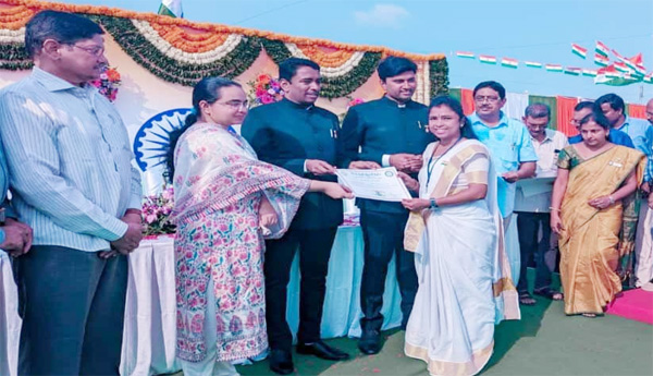 Awarded-to-the-best-officers-in-Adoni