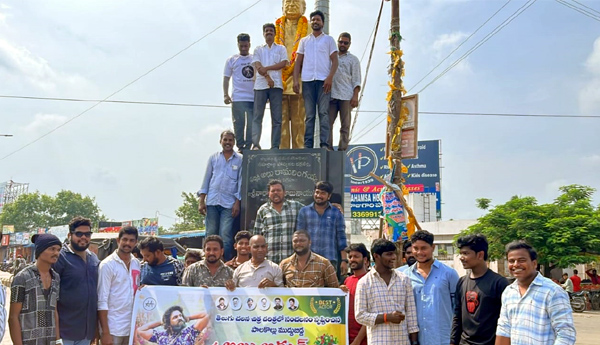 అల్లు అర్జున్‌కు జాతీయ అవార్డు సందర్బంగా పాలకొల్లులో సంబరాలు..