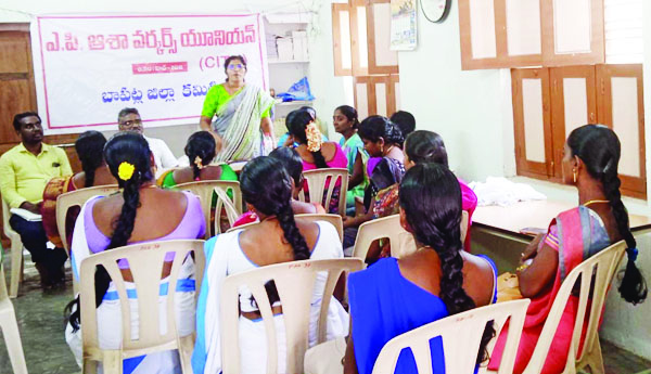 సమావేశంలో మాట్లాడుతున్న రాష్ట్ర ప్రధాన కార్యదర్శి ధనలక్ష్మీ