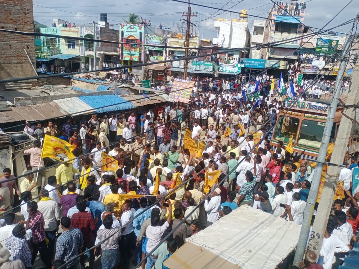 - అంగళ్లు రోడ్‌ షోలో మాట్లాడుతున్న చంద్రబాబు