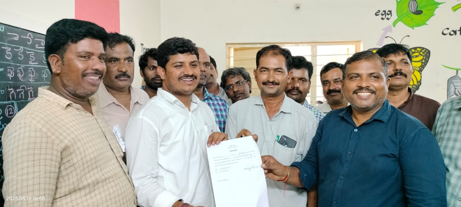 డిక్లరేషన్‌ పత్రాన్ని అందుకుంటున్న ఉపేంద్ర కుమార్‌ రెడ్డి