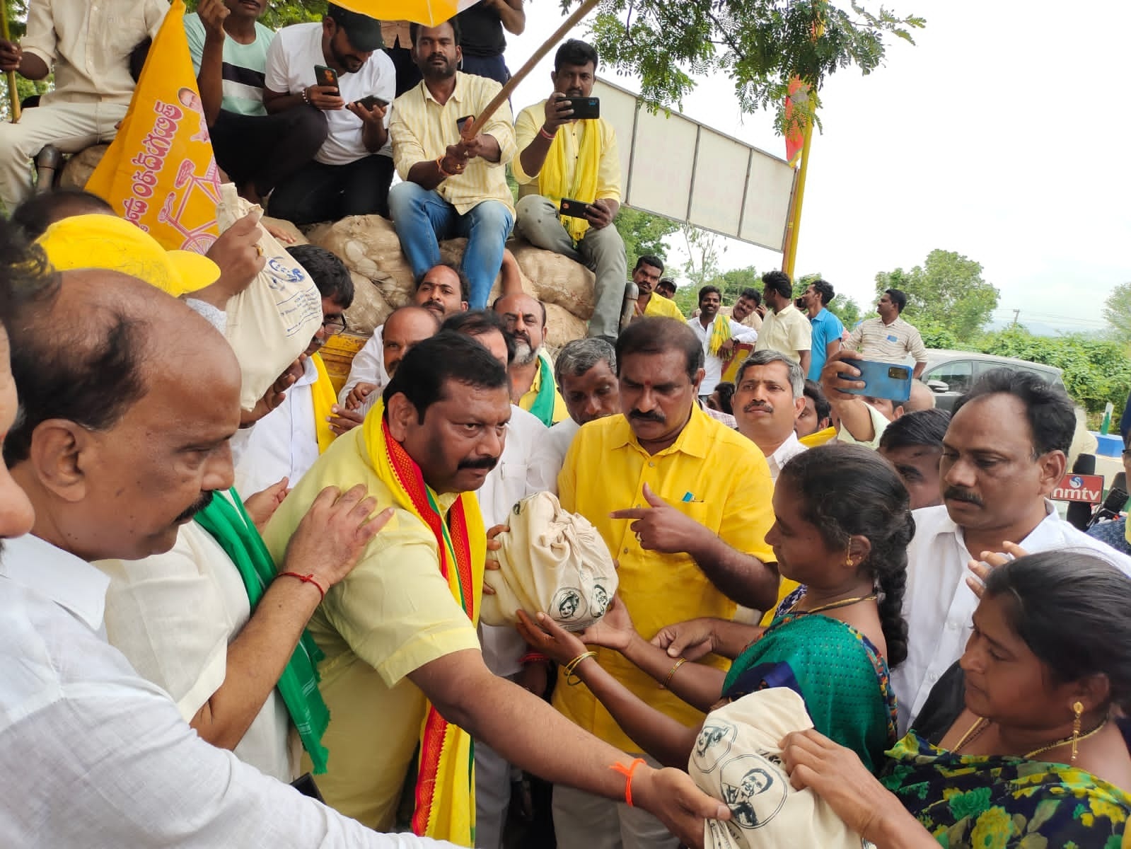 వరద బాధితులకు సాయం : టిడిపి