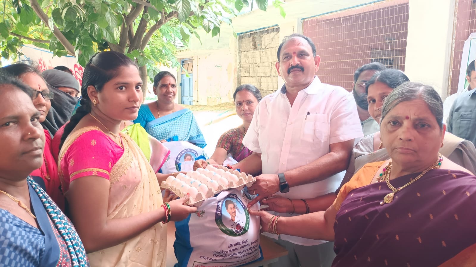 గర్భిణులు, బాలింతలకు పోషకాహారం అందజేత