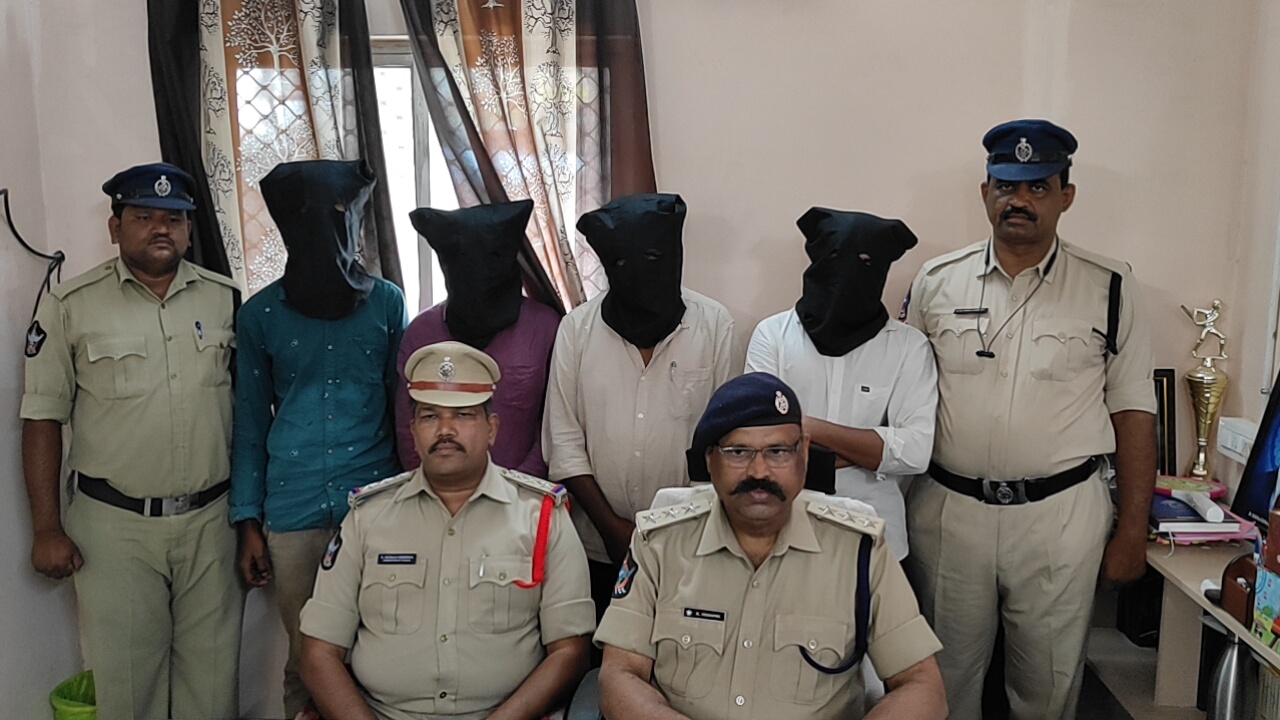 విలేకరుల సమావేశంలో మాట్లాడుతున్న డిఎస్‌పి కేశప్ప