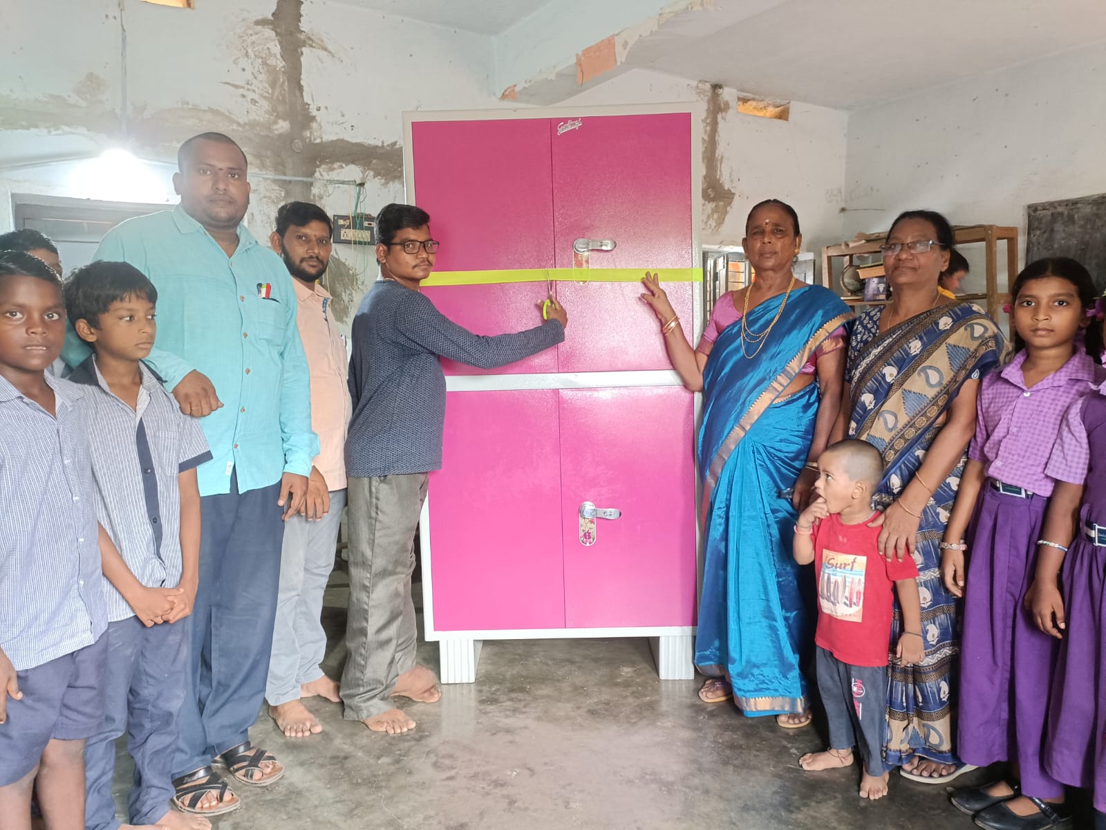 పాఠశాలకు బీరువా అందజేత