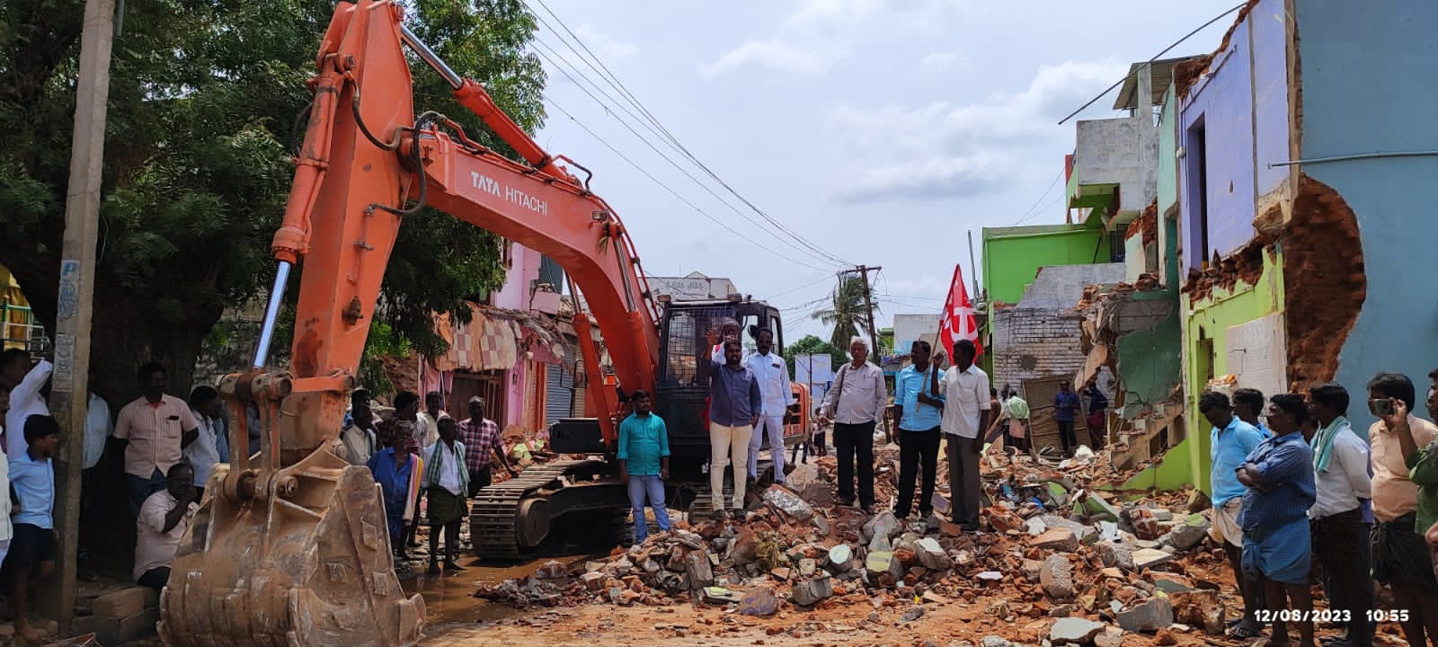 పరిహారం ఇవ్వకుండానే కూల్చివేతలా..?