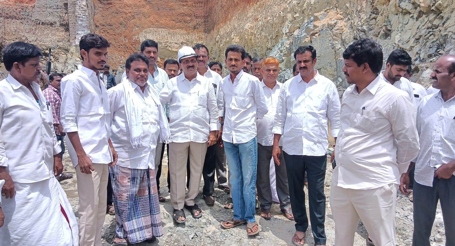 పనులను పరిశీలిస్తున్న ఎమ్మెల్యే మేడా మల్లికార్జునరెడ్డి