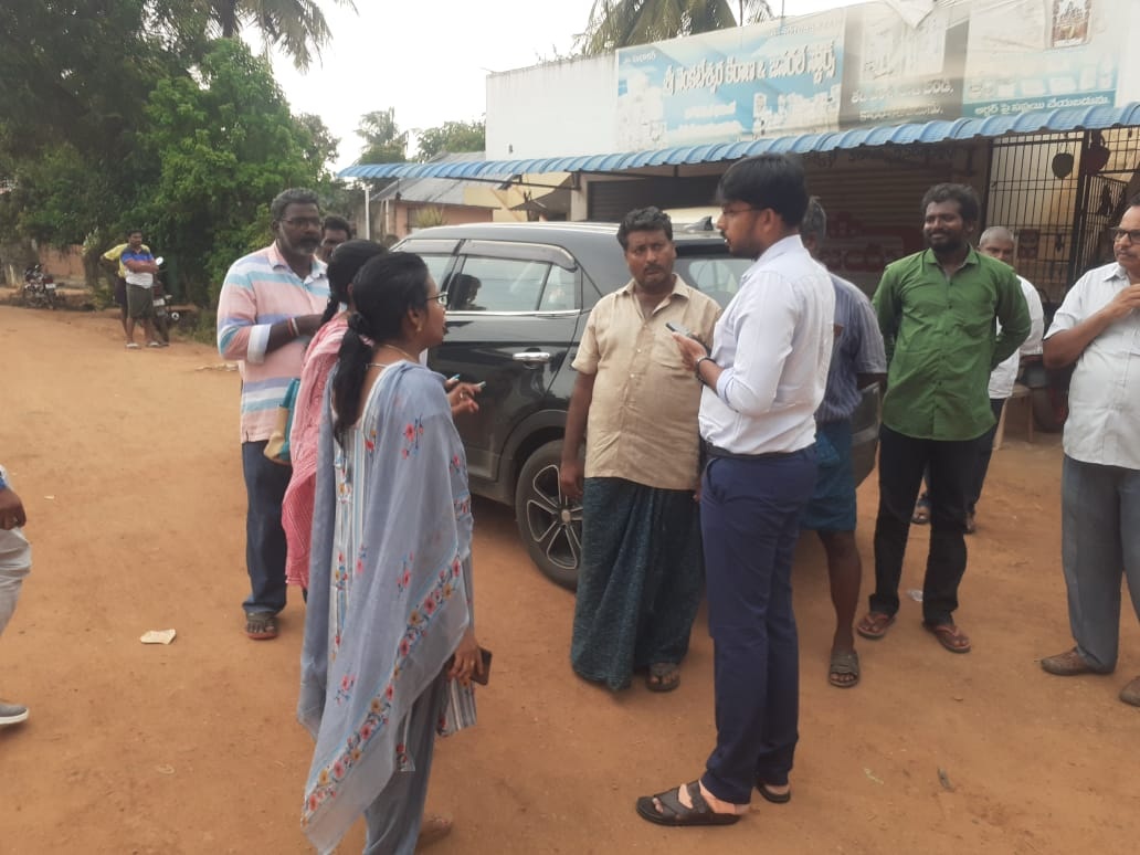 పోలింగ్‌ కేంద్రాల పరిశీలన