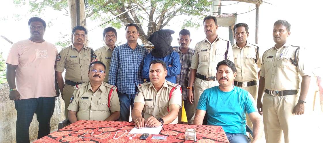 విలేకర్ల సమావేశంలో మాట్లాడుతున్న సిఐ సురేష్‌కుమార్‌