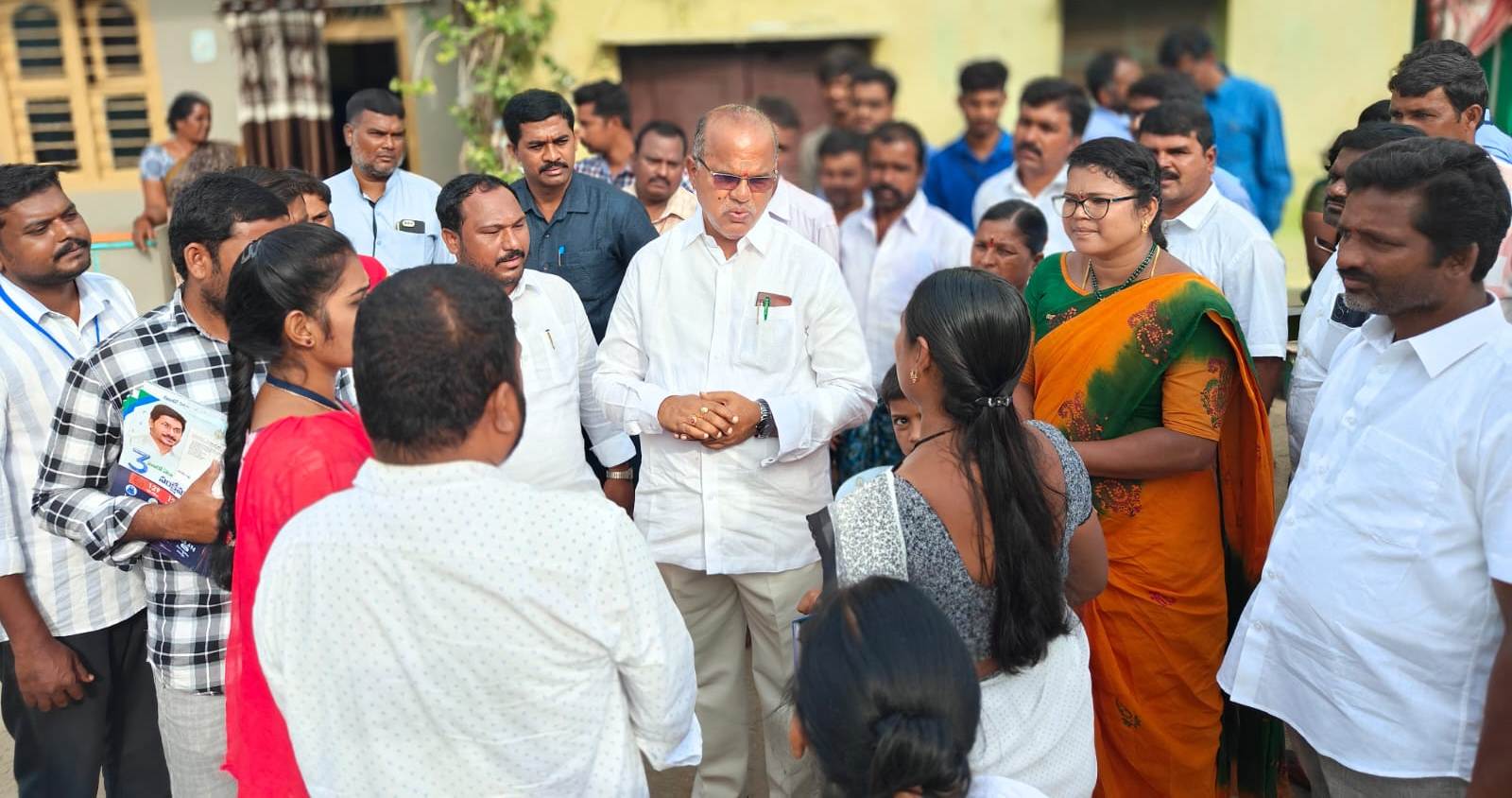 కలకడ : ప్రజలతో మాట్లాడుతున్న ఎమ్మెల్యే చింతల రామచంద్రారెడ్డి