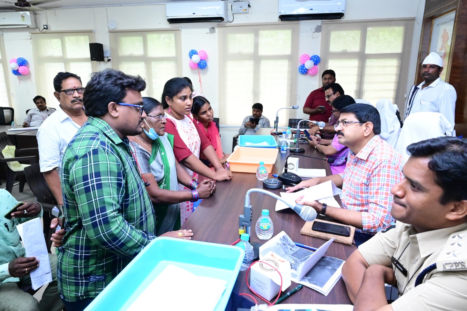 సంతృప్తి చెందేలా సమస్యలు పరిష్కరించాలి : జెసి