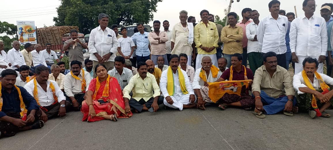 రహదారిపై రైతుల నిరసన