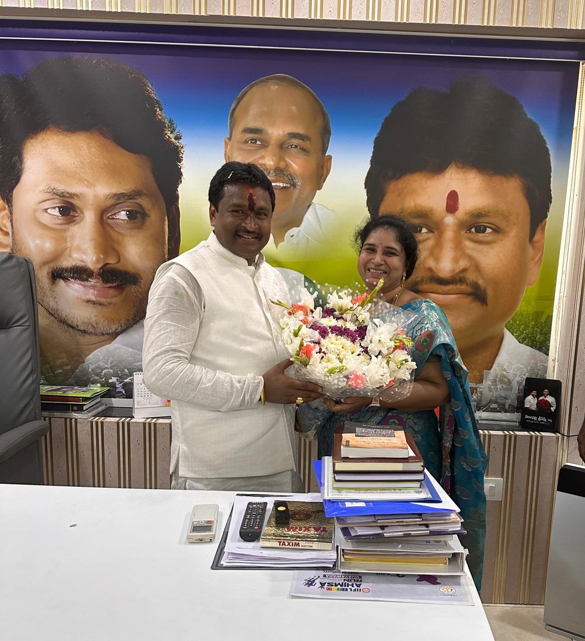 మాజీ ఎంఎల్‌ఎ శ్రీనివాసరావును కలిసిన సాయిబాలపద్మ