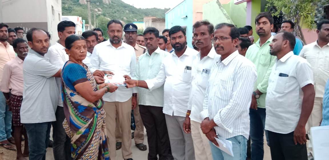 ప్రభుత్వ పథకాల కరపత్రాలను అందిస్తున్న ఎమ్మెల్యే నవాజ్‌బాషా