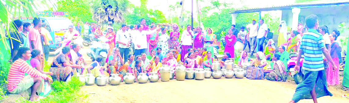 తాగునీటి కోసం ఖాళీ బిందెలతో ధర్నా