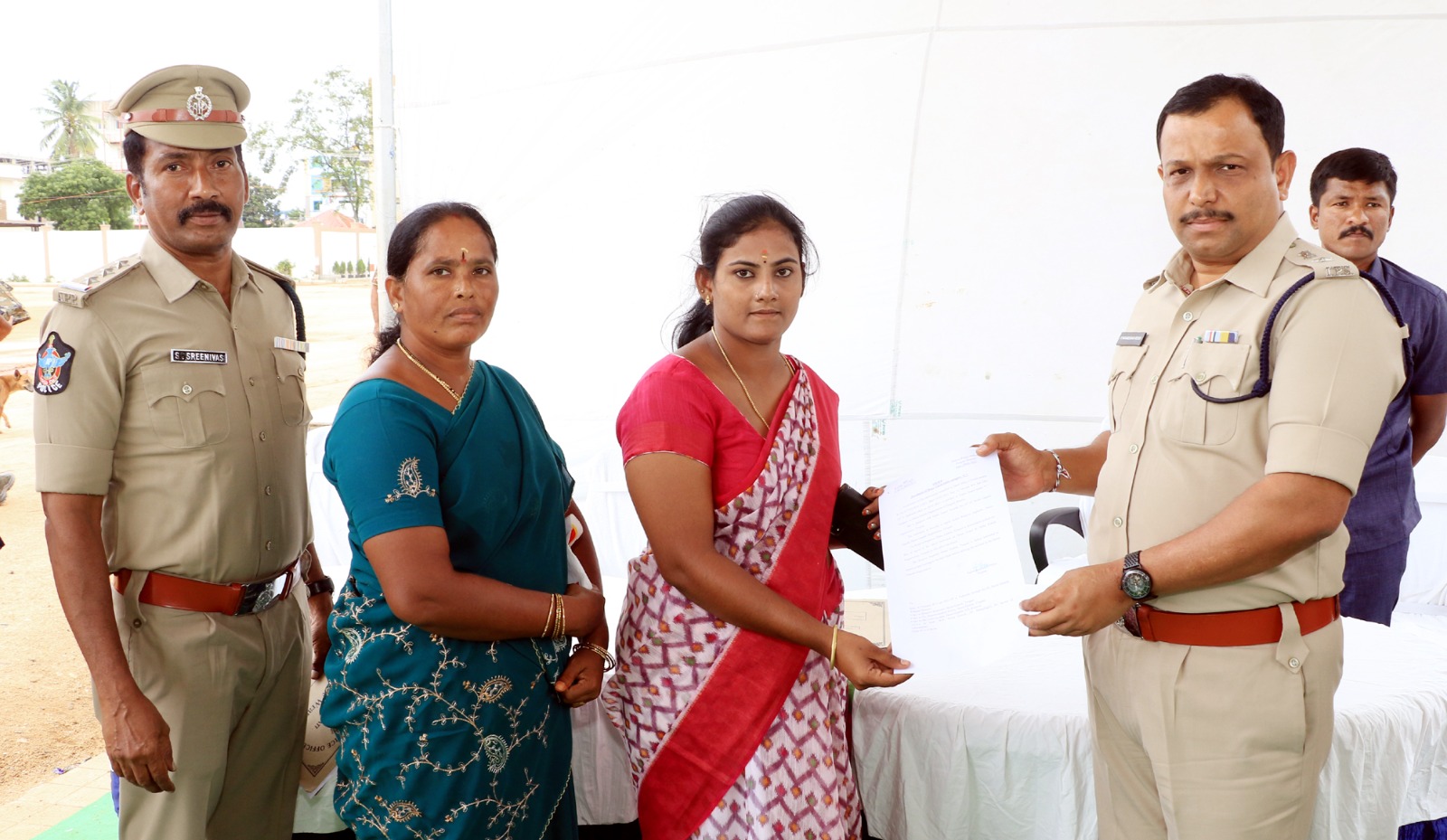 హోంగార్డు కుటుంబానికి బాసట