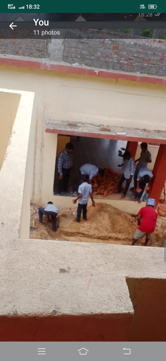 విద్యార్థులతో ఇటుకరాళ్లు మోయిస్తూ... 