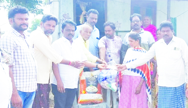 నిరుపేద కుటుంబానికి ఐక్యవేదిక సహకారం